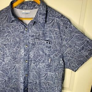 COLUMBIA MEN'S PFG SUPER SLACK TIDE CAMP SHIRT BLUE & WHITE TROPICAL W/ FISH, L